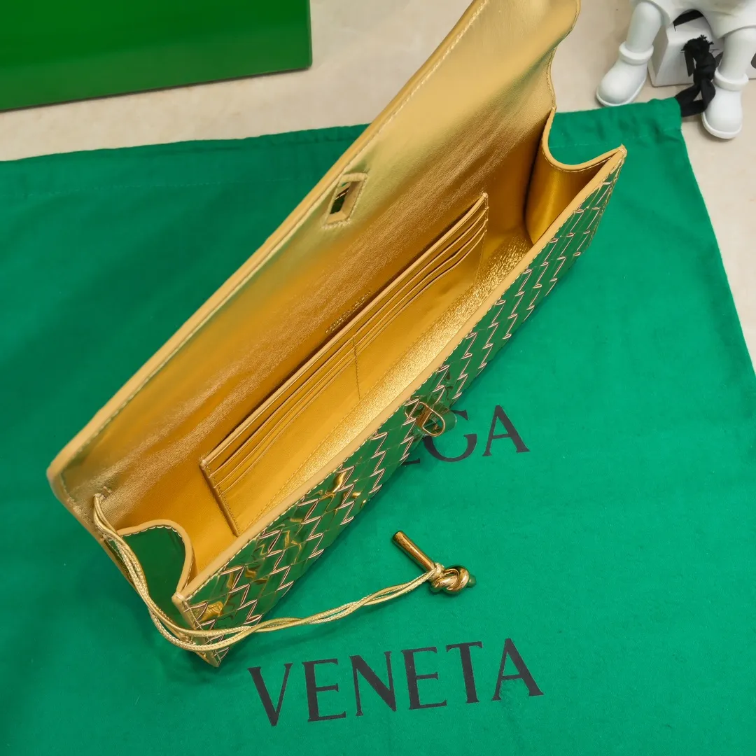 The batch of 1360 BV Andiamo evening handbags has been heavily planted again~ The designer aesthetics in the era of economic downturn are back. I fall in love with it at first sight and can't put it down. It's so beautiful and full of aura. The shape and texture are very competitive. It's light in weight and has sufficient capacity. It's a must-have for fashionistas. It's suitable for many occasions, minimalist, high-end and light luxury. Model No.: 741511 Size: 31*13*3cm